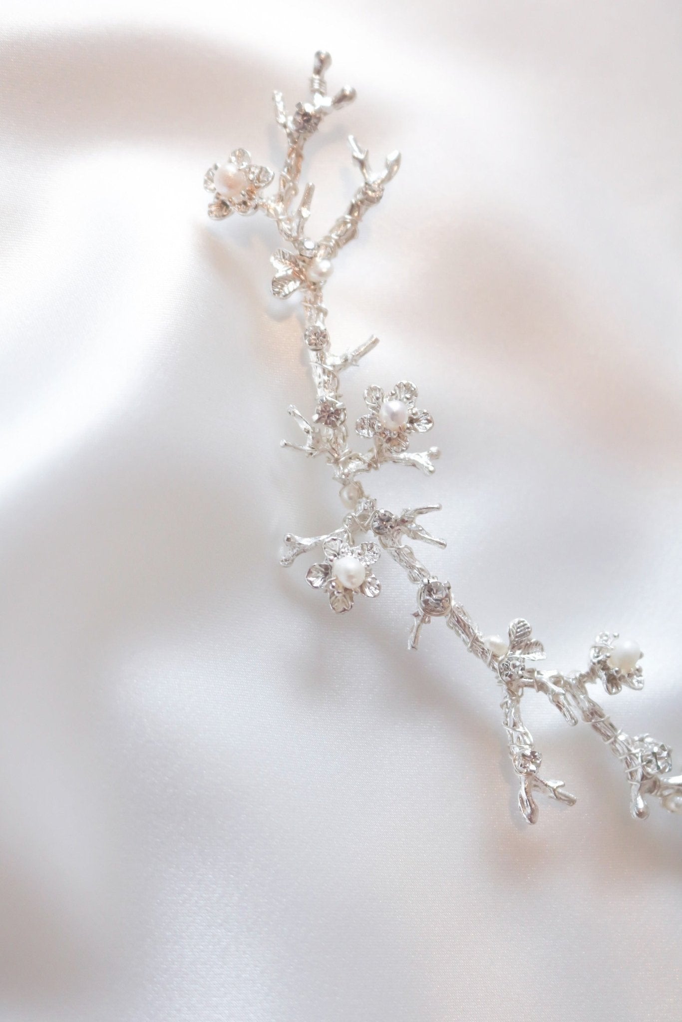 Close Up of Silver bridal jewelry with floral branches and fresh water pearls. Bridal Hairvine for wedding. Bridal Hair Accessories. Bridal Accessories. Canadian Bridal Accessories. Handmade Canadian Accessories. Canadian handmade Accessories. Canadian weddings. Wedding Canada. Organic pearl accessories. Pearl Bridal Hair Accessories. Pearl Bridal Accessories.