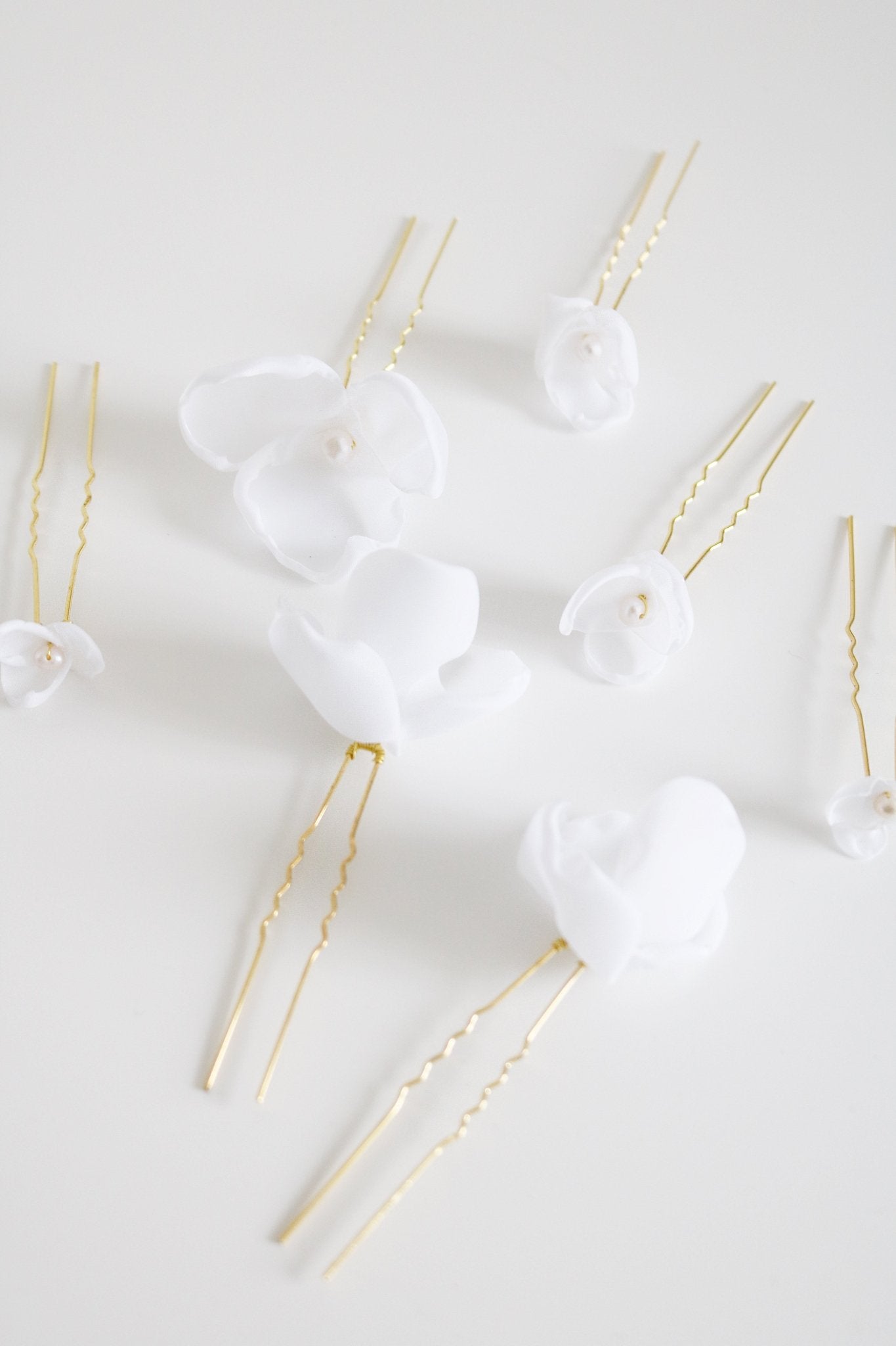 Multiple gold wedding hair accessories with fabric flowers and a freshwater pearl against white background. Canadian bridal jewelry
Woman-owned Canadian jewelry brand. Canadian jewelry business.
Organic pearl jewelry. Bridal jewelry Canada. Pearl jewelry Canada. Pearl Bridal jewelry Canada. Bridal hair accessories.