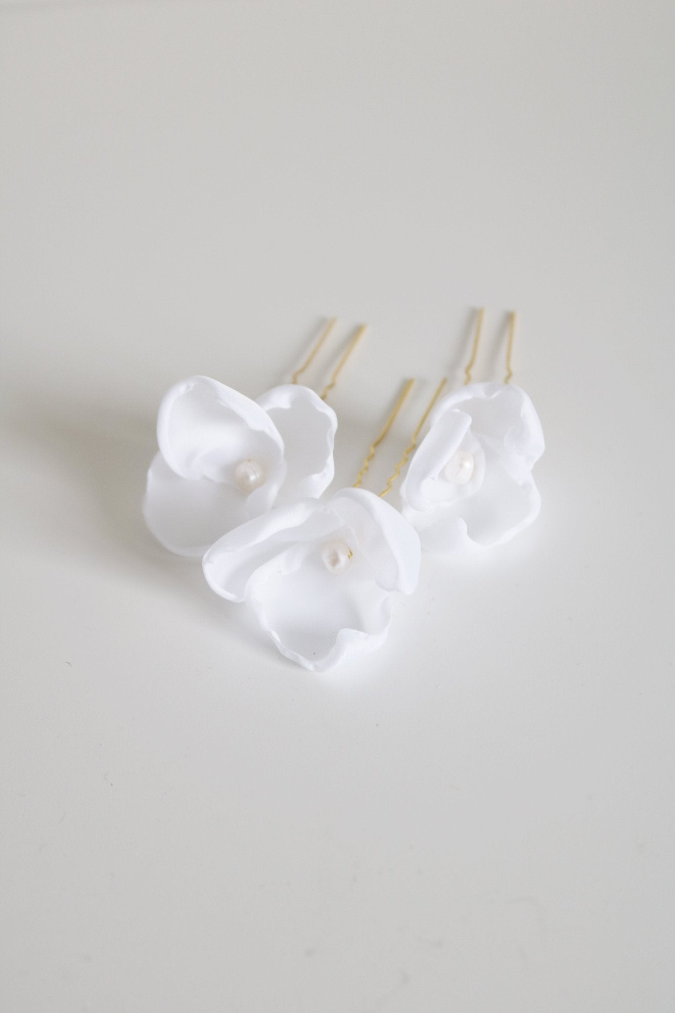 Close up of gold floral small bridal hairpins with organic pearls on white backdrop. Canadian bridal jewelry
Woman-owned Canadian jewelry brand. Canadian jewelry business.
Organic pearl jewelry. Bridal jewelry Canada. Pearl jewelry Canada. Pearl Bridal jewelry Canada.