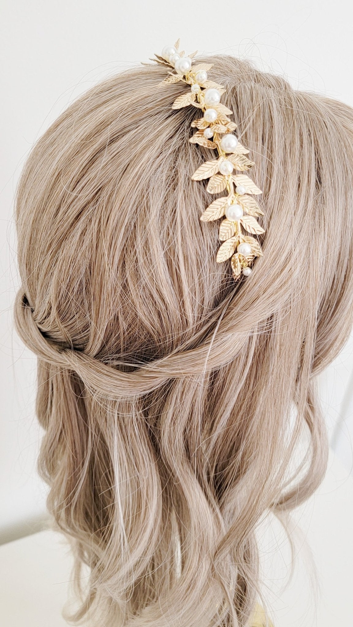 Dione Leaf and Pearl Headband in Gold for Bride. Bridal Hair Accessories. Bridal Accessories. Canadian Bridal Accessories. Handmade Canadian Accessories. Canadian handmade Accessories. Canadian weddings. Wedding Canada. Organic pearl accessories. Pearl Bridal Hair Accessories. Pearl Bridal Accessories. Small Canadian jewelry brands.