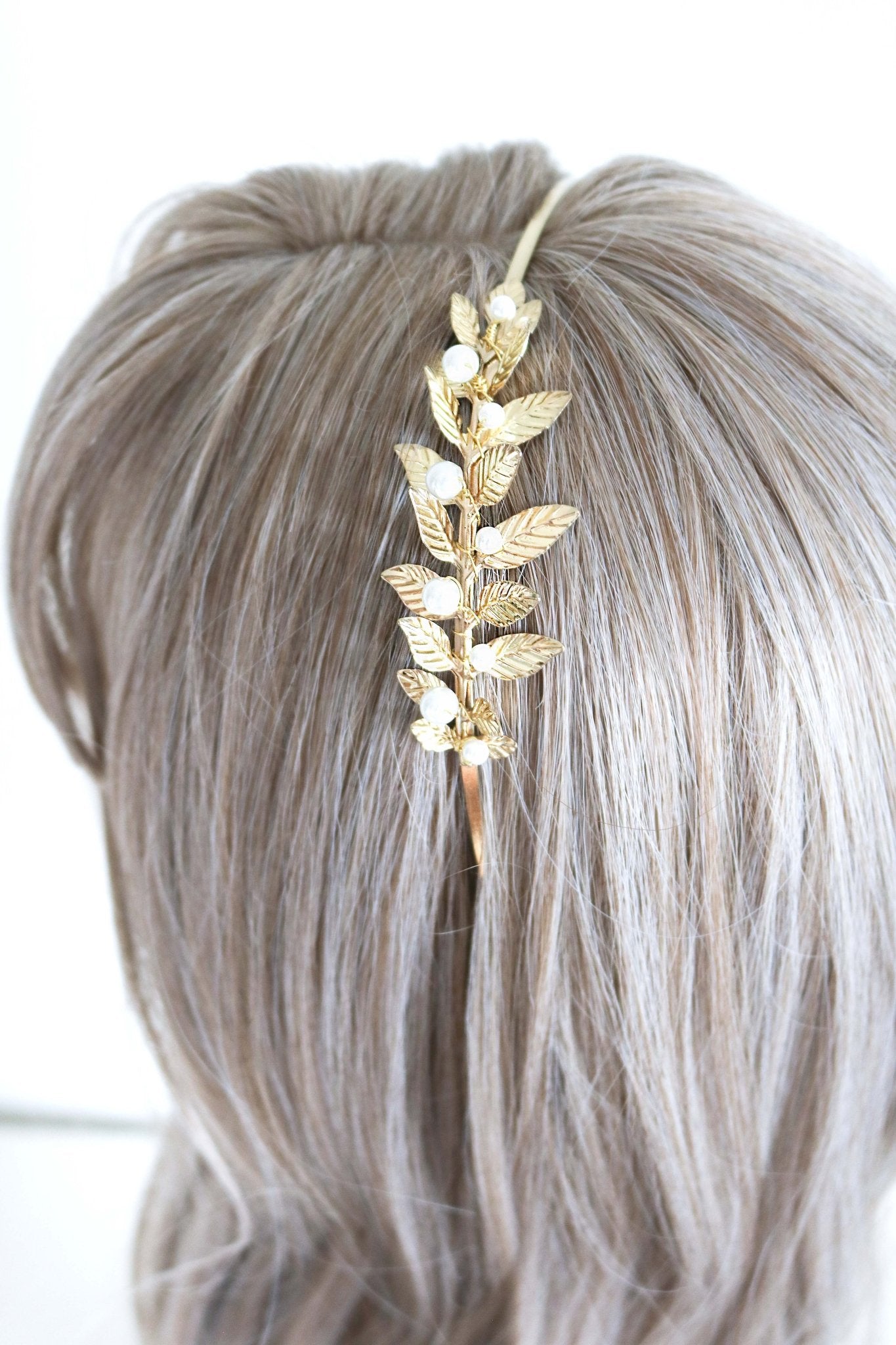Partial laurel bridal headband with freshwater pearls. Bridal Hair Accessories. Bridal Accessories. Canadian Bridal Accessories. Handmade Canadian Accessories. Canadian handmade Accessories. Canadian weddings. Wedding Canada. Organic pearl accessories. Pearl Bridal Hair Accessories. Pearl Bridal Accessories. Small Canadian jewelry brands.