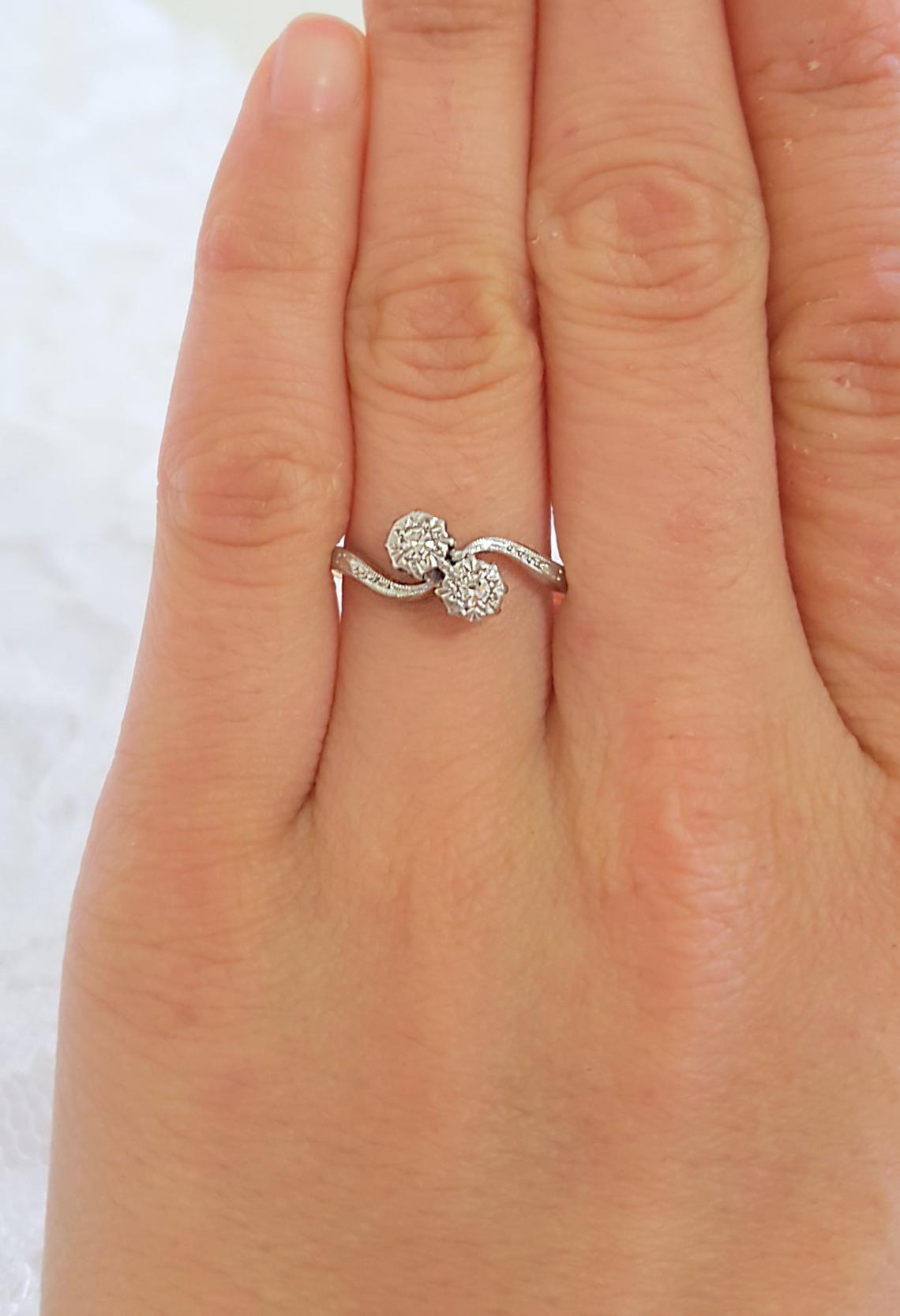 A Vintage Engagement Ring in 18k Gold is displayed on a ring finger. Antique Engagement Rings Canada. Canadian vintage engagement rings. Vintage engagement rings Canada. Bridal jewelry Canada. Canadian weddings. Wedding Canada. Canadian jewelry brands. Affordable Canadian jewelry brands. Canadian bridal jewelry. Woman-owned Canadian jewelry brand.