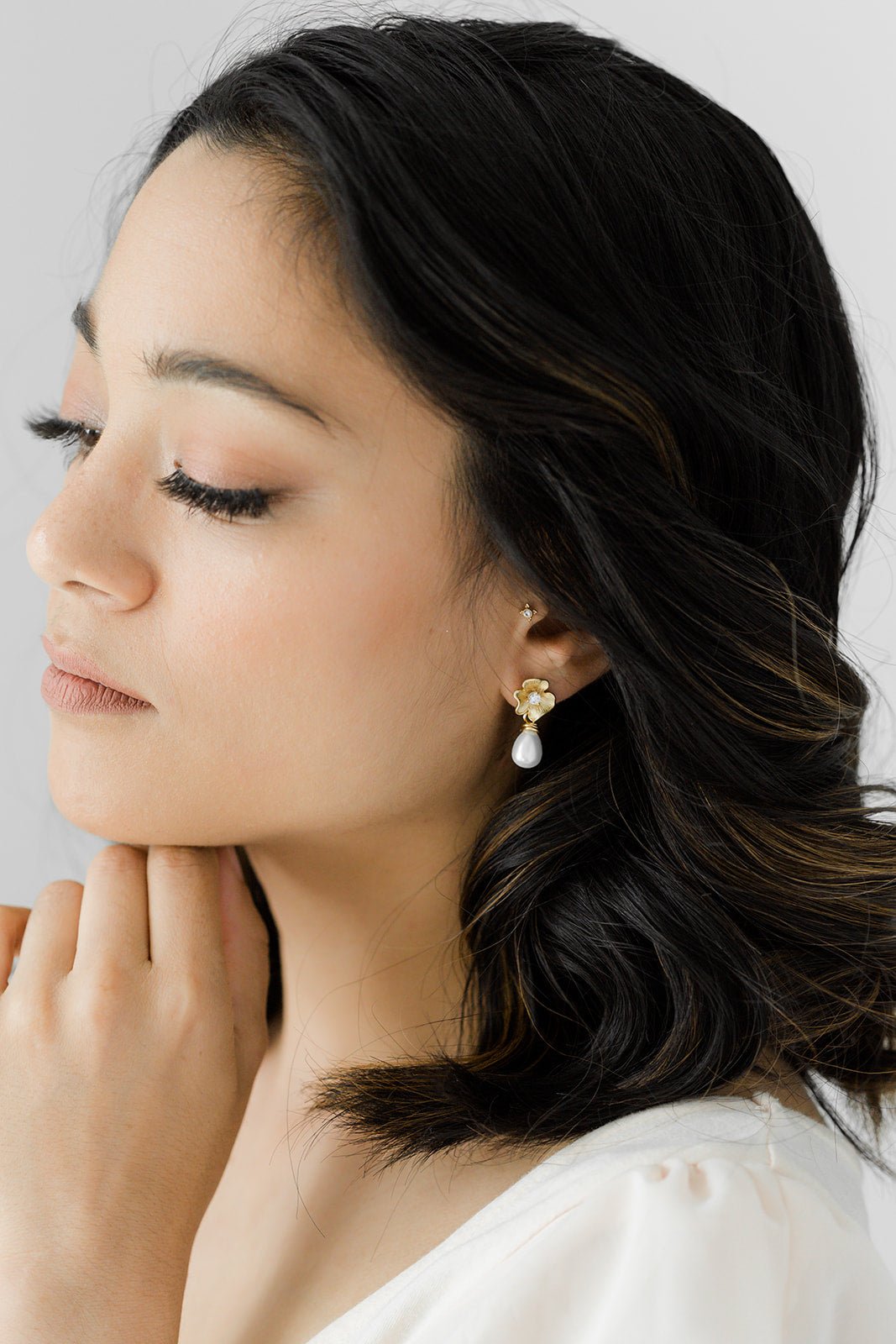 A woman wearing a gold-filled freshwater pearl drop bridal earring with crystal center. Bridal jewelry Canada. Pearl jewelry Canada. Pearl Bridal jewelry Canada. Gold-filled jewelry Canada. Handmade jewelry Canada.