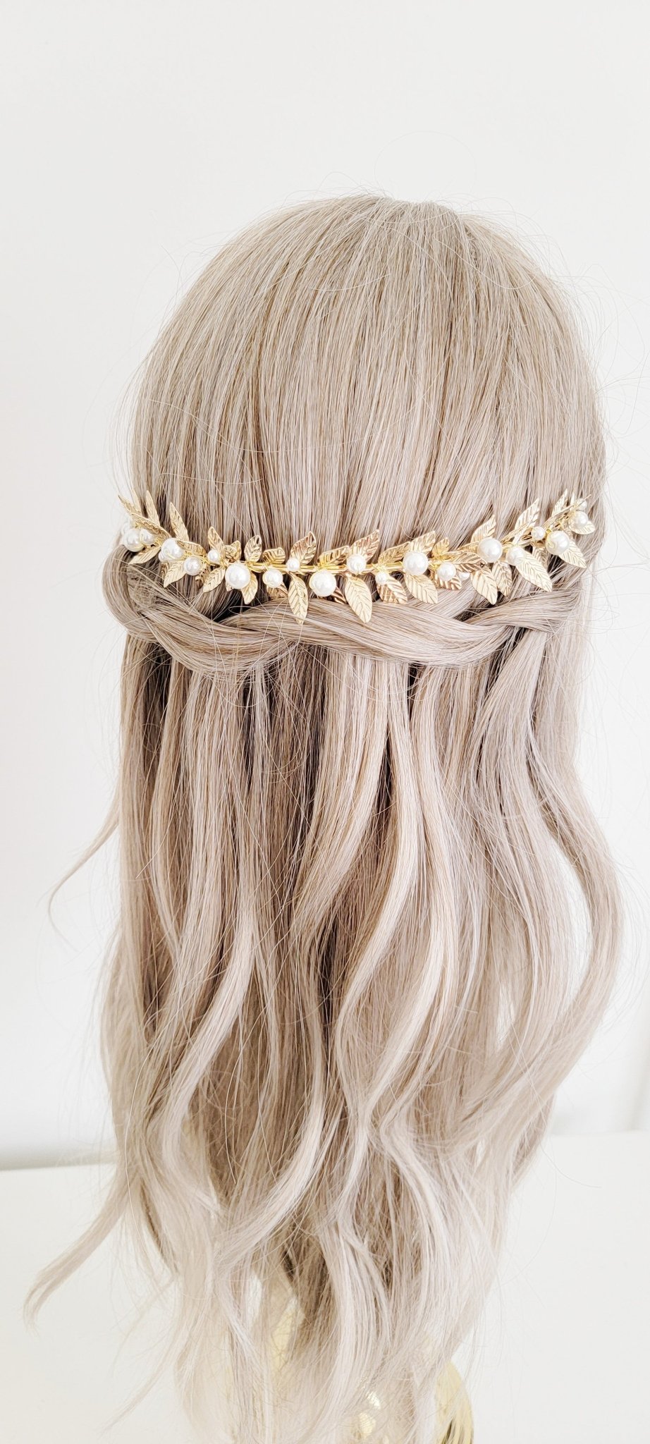 Full golden headband with laurel leaves and organic pearls. 