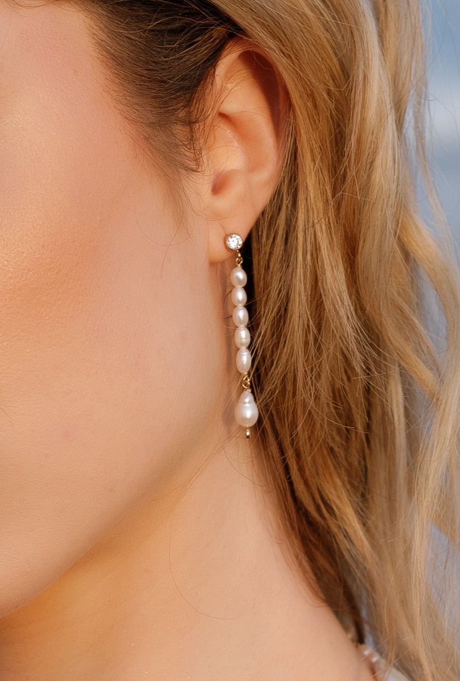 A close up of a gold-filled freshwater pearl drop bridal earring with crystal stud dangling from a bride's ear. Pearl Bridal jewelry Canada. Canadian jewelry designs. Bridal jewelry Canada. Pearl jewelry Canada. Canadian jewelry brands
Handmade Canadian jewelry. Canadian handmade jewelry. Organic pearl jewelry.