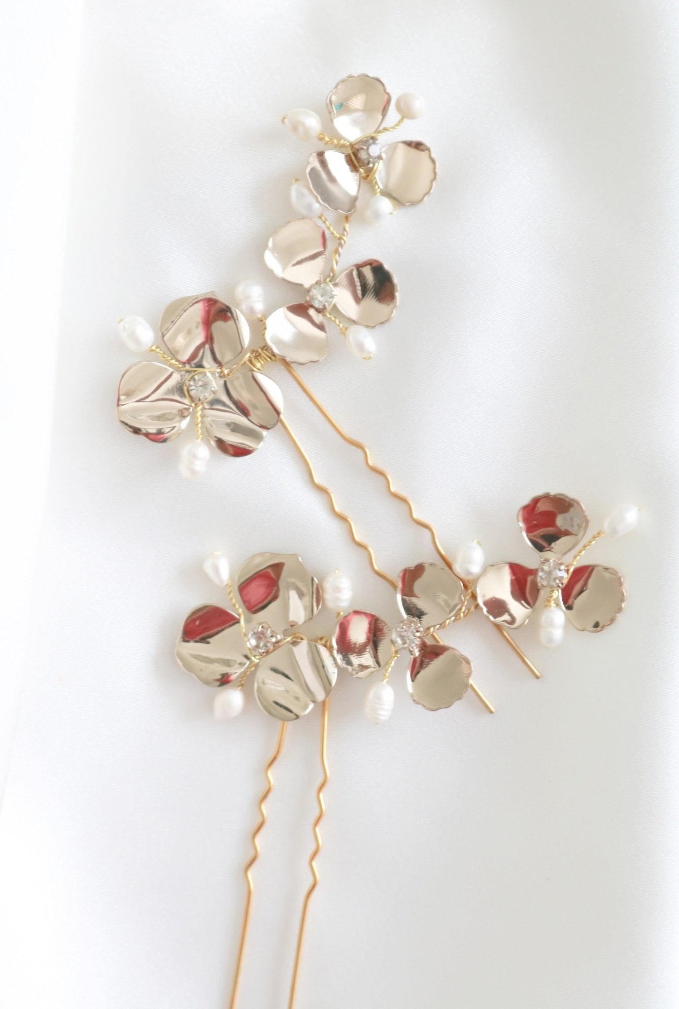 Several Posey Flower Bridal Hairpin with Fresh Water Pearls in Gold. 