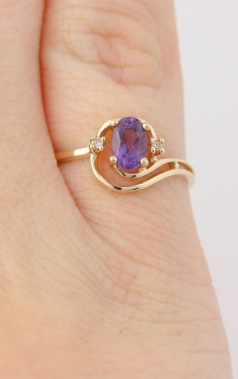 A closed up of the Viola Diamond and Amethyst Vintage Engagement Ring in 10k Yellow Gold on a ring finger. Antique Engagement Rings Canada. Canadian vintage engagement rings. Vintage engagement rings Canada. Bridal jewelry Canada. Canadian weddings. Wedding Canada. Canadian jewelry brands. Affordable Canadian jewelry brands. Canadian bridal jewelry. Woman-owned Canadian jewelry brand. Pearl jewelry Canada. Pearl Bridal jewelry Canada. Organic pearl jewelry.